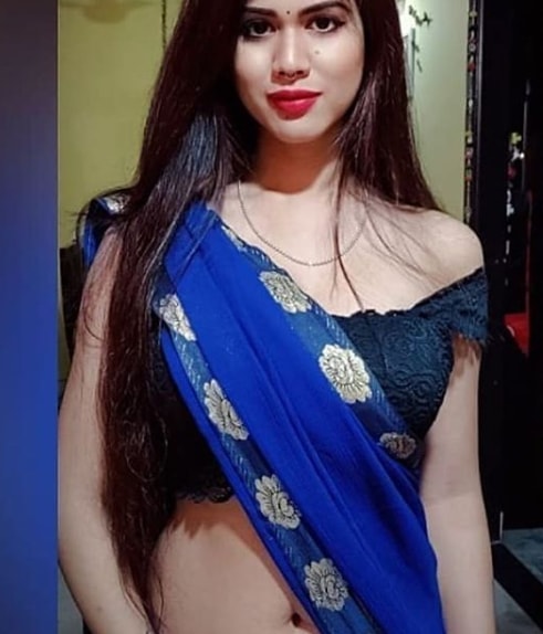 hot actress in saree

