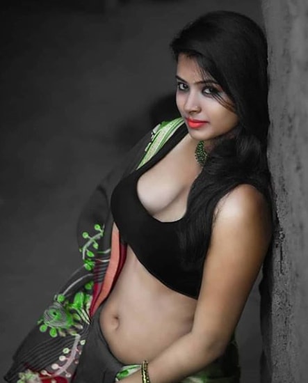 hot actress in saree
