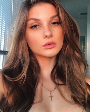 .Shawna Della-Ricca is a popular Instagram model and social media influence...