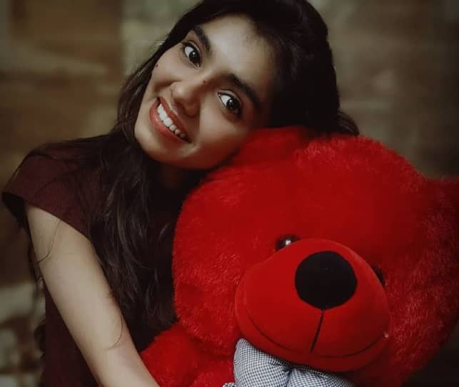  Bhoomi Sharma with red teddy