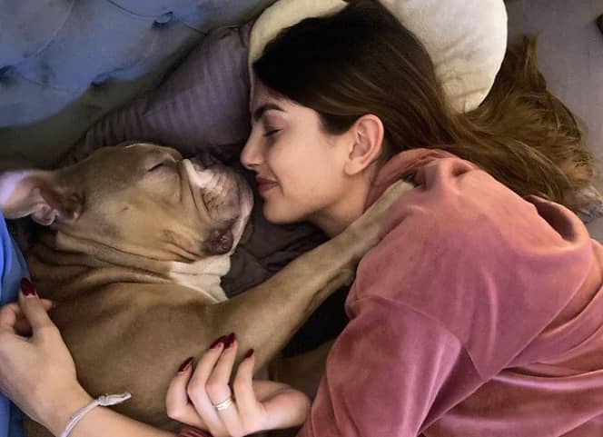  Yeliz Koc sleeping with her pet dog 