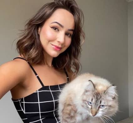 Fabiola Melo  with her cat.