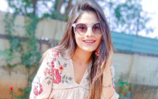 Jinal Jain looks gorgeous in red and white outfits
