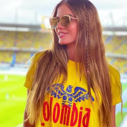 Valeria Duque  in  yellow t- shirt