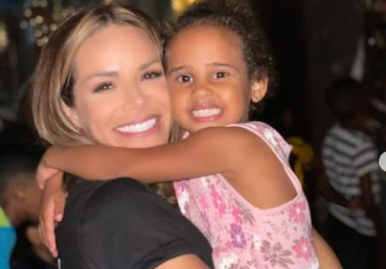 Yohana Vargas with a child girl