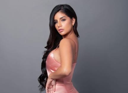 Yulbert Zambrano looks stunning in a baby pink outfit
