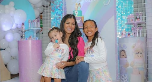 Yulbert Zambrano with her daughter Amor and Valeri