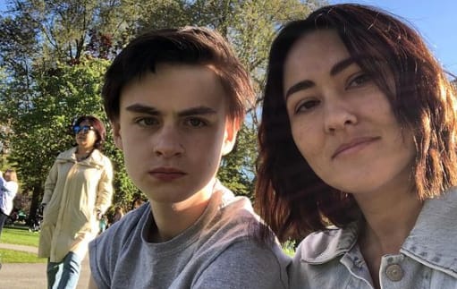 Jaeden Martell with his mom