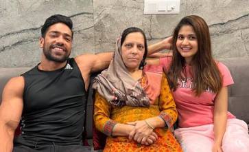 Rohit Khatri reunited with family 