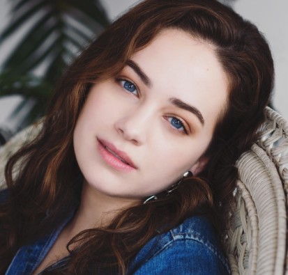 Mary Mouser height 